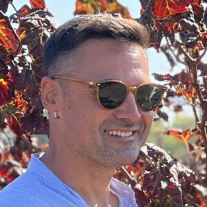 Born in Rome a few years ago,enterpreneur, expert in Apulian and Italian wines, live in Italy and work to take care of selecting the best craft wineries for you.
